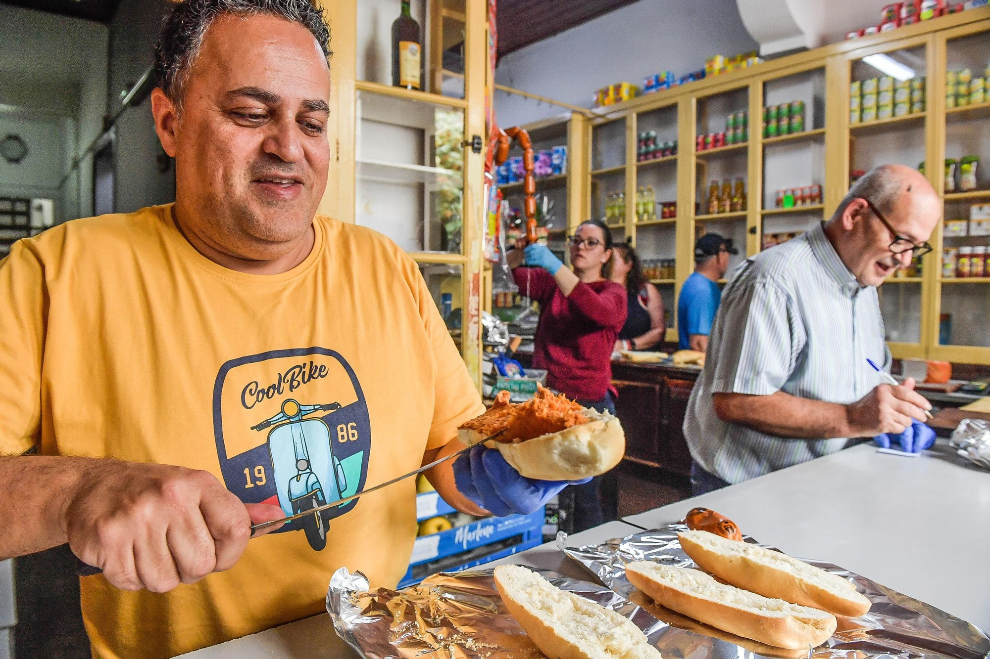 Ultimo día de la tienda de aceite y vinagre de Pepito Falcón en Teror