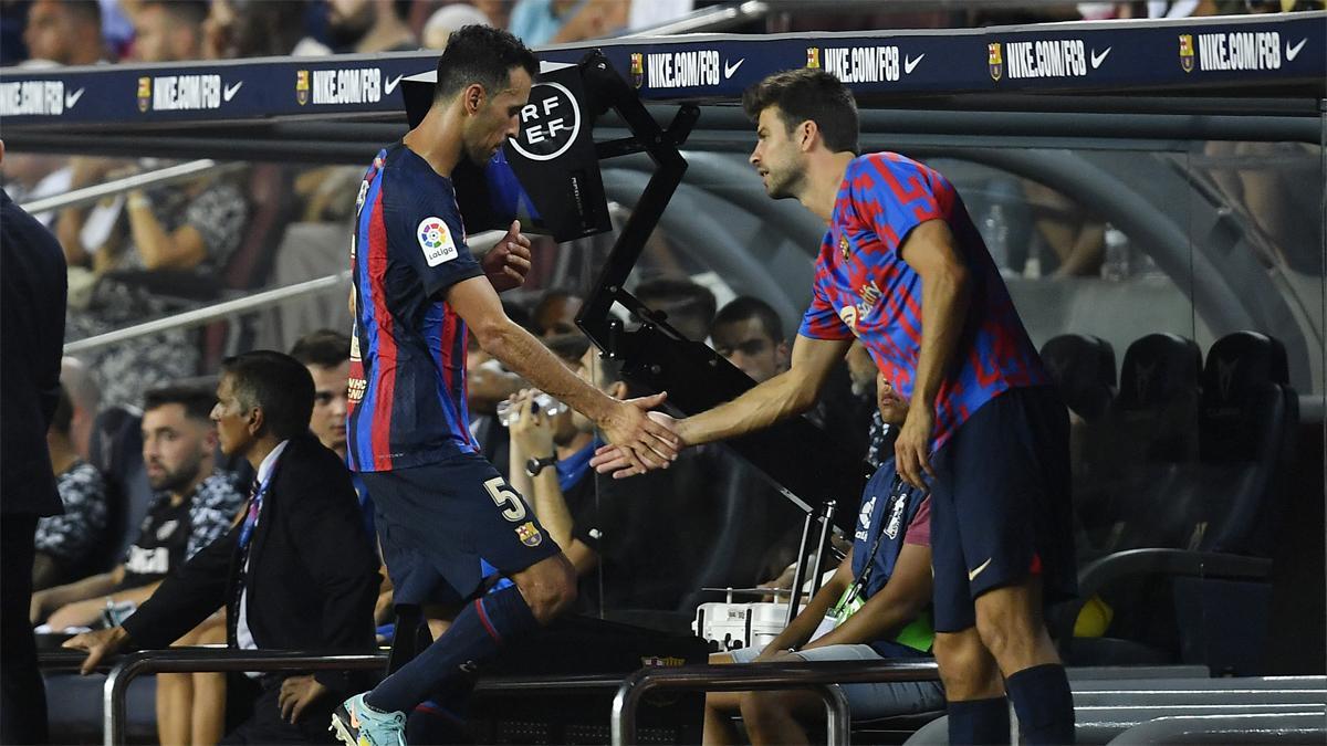 Busquets saluda a Piqué en el momento de salir del campo ante el Rayo Vallecnao