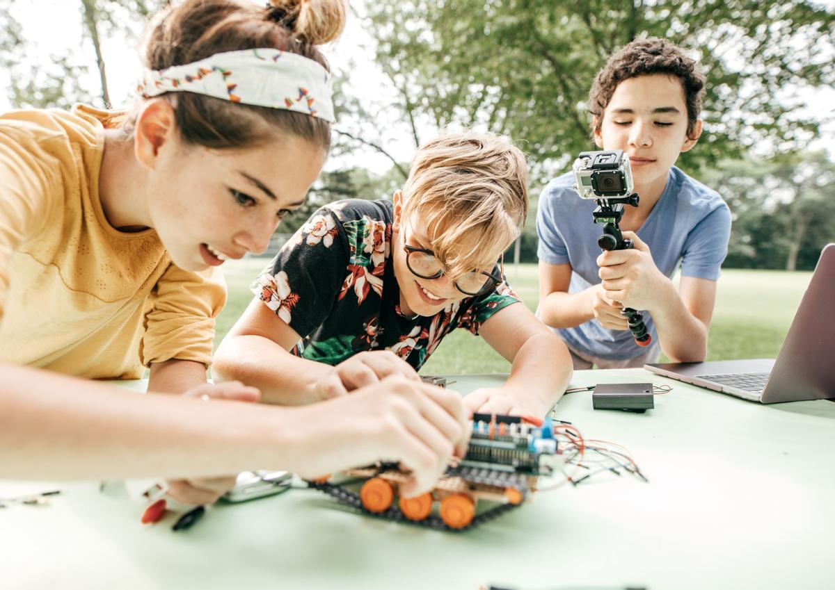 El Campus Tecnológico de Agora Lledó International School contribuye al desarrollo de las habilidades psicomotrices del entorno, las matemáticas, la comunicación y la competencia social.