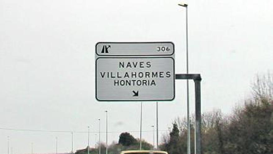 La salida de la Autovía del Cantábrico en Naves de Llanes.