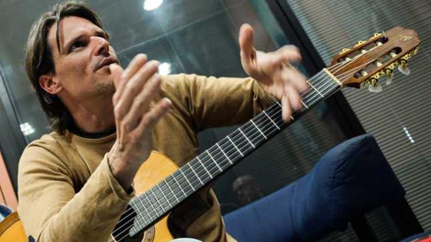 El músico Daniel Negrín, ayer durante la entrevista. | josé carlos guerra