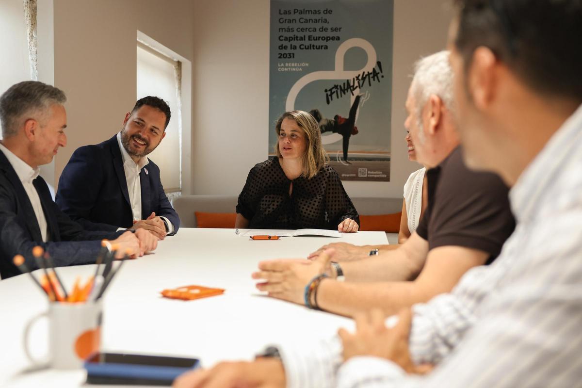 El concejal de Cultura, Josué Íñiguez, junto a la directora regional de BNI Las Palmas, Carolina Villén