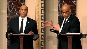 El senador demócrata, Cory Booker, durante sus más de 11 horas de protestas contra Trump en el Congreso de EE. UU.