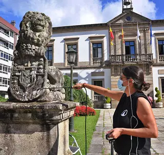 La restauradora Iria López comienza con la limpieza de los leones de Ravella