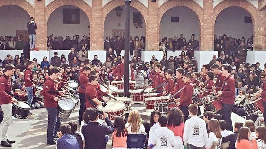 Híjar sucumbe al ‘toque’ de los tambores y bombos de Almassora