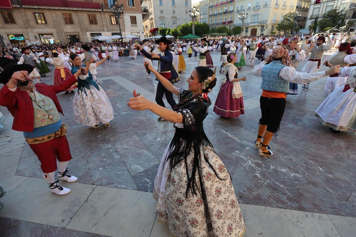 La 'dansà dels pobles' toma la Plaza de la Virgen