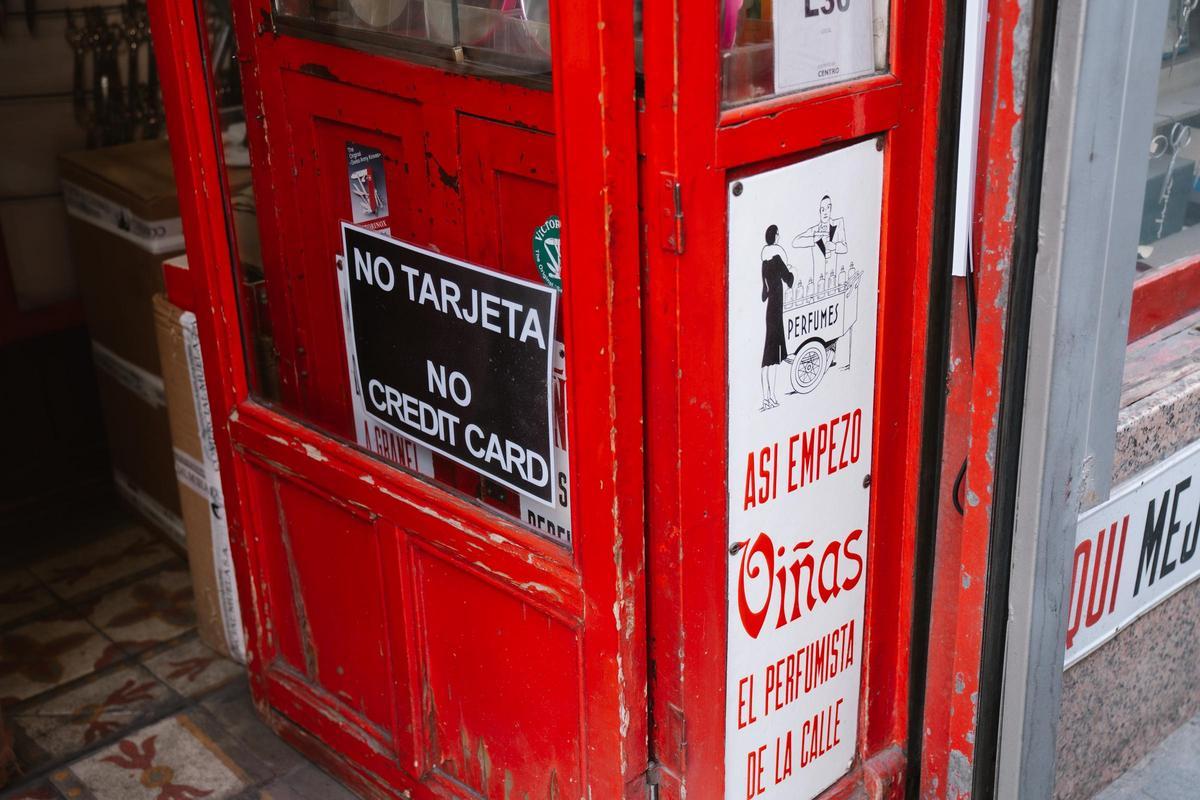 En el local, que aún conserva los muebles originales, no se admite el pago en efectivo. .