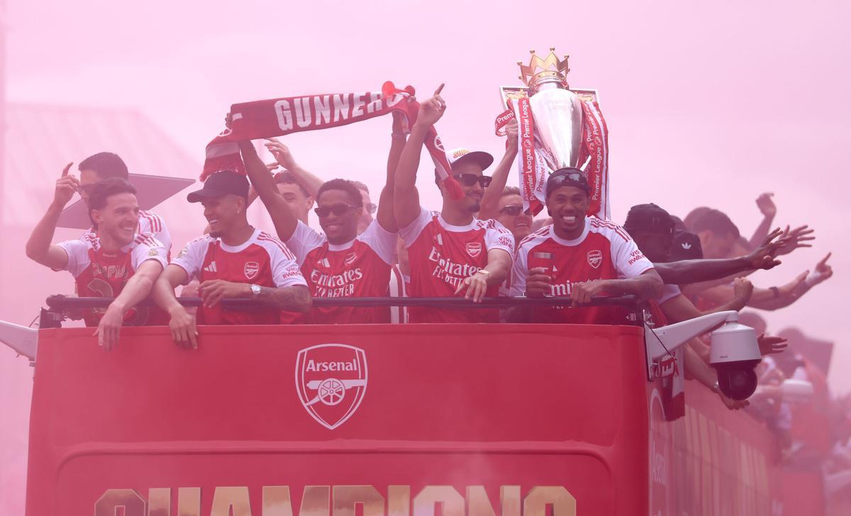 31 May 2026, United Kingdom, London: Arsenal team on open-topped buses drive past fans in Finsbury Park during a victory parade to celebrate winning the English Premier League title in London. Photo: Steven Paston/PA Wire/dpa 31/05/2026 ONLY FOR USE IN SPAIN. Steven Paston/PA Wire/dpa;sports;soccer;football;Arsenal Premier League Winner's Parade