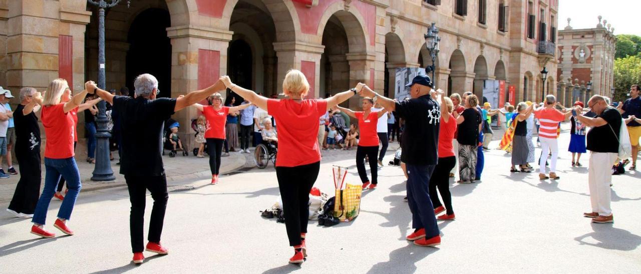 Una de les rotllanes formades en la ballada de sardanes durant el matí de dissabte davant del Parlament | ACN