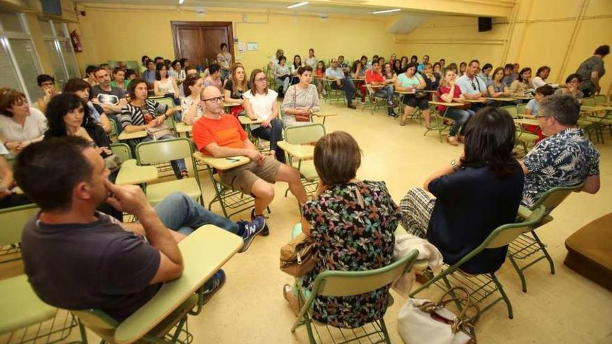 Asistentes ayer a la reunión organizada por el ANPA del Laxeiro en el instituto. // Bernabé/Gutier