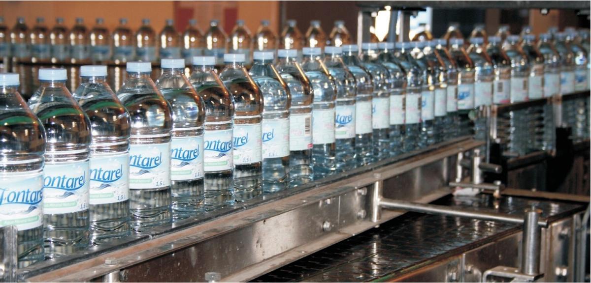Línea de envasado de una marca de agua mineral.