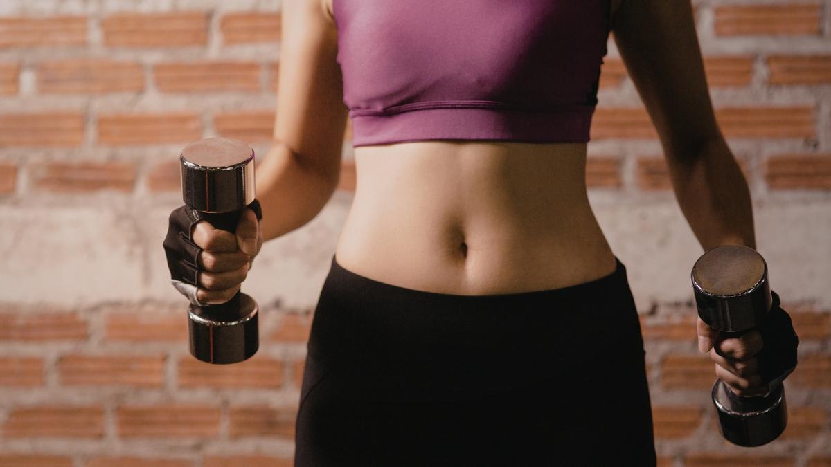 Mujer ejercitando con mancuernas