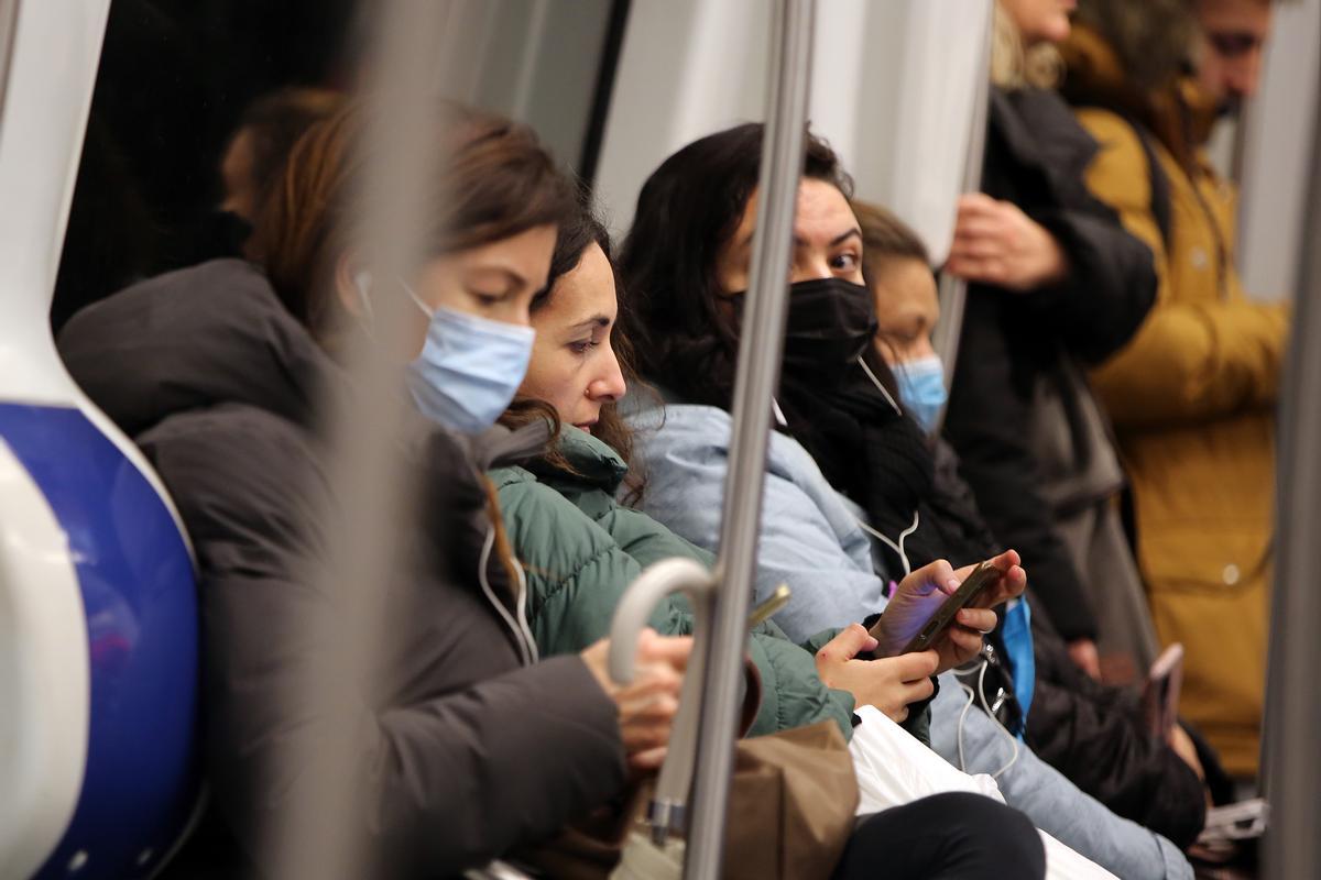 Último día de la mascarilla obligatoria en el transporte público