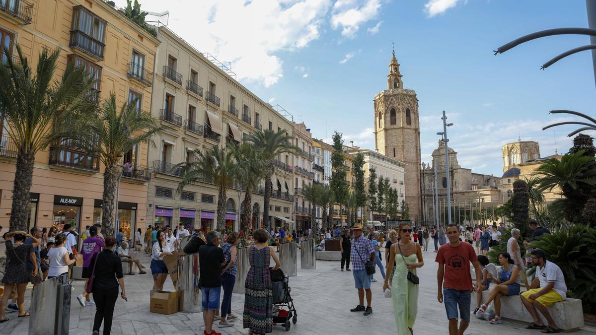 La plaza de la Reina de València llena de turistas durante el pasado verano.