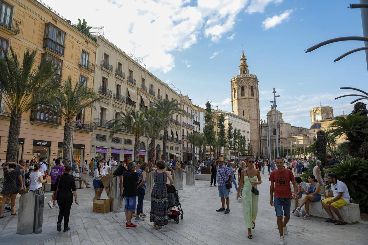 La plaza de la Reina de València llena de turistas durante el pasado verano.