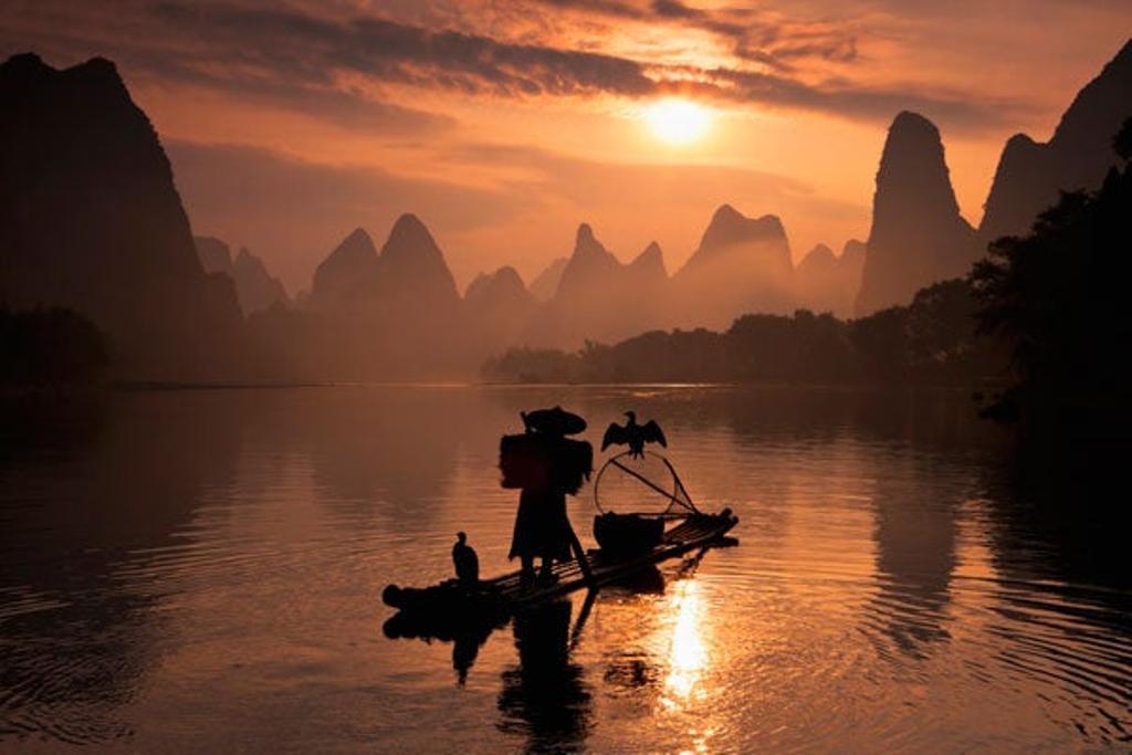 Barca de bambú sobre el río Li, en Guilin (China).