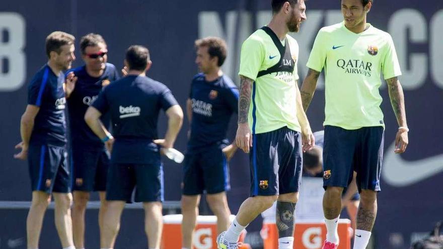 Messi y Neymar conversan durante el entrenamiento de ayer. // Quique García