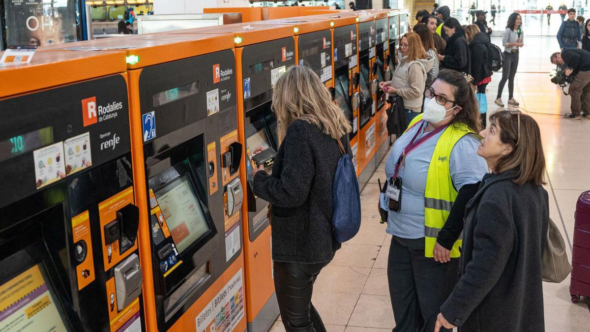 Compra de bitllets als terminals de l’estació de Sants, ahir. | MARC ASENSIO CLUPÉS Compra de bitllets als terminals de l’estació de Sants, ahir. | MARC ASENSIO CLUPÉS