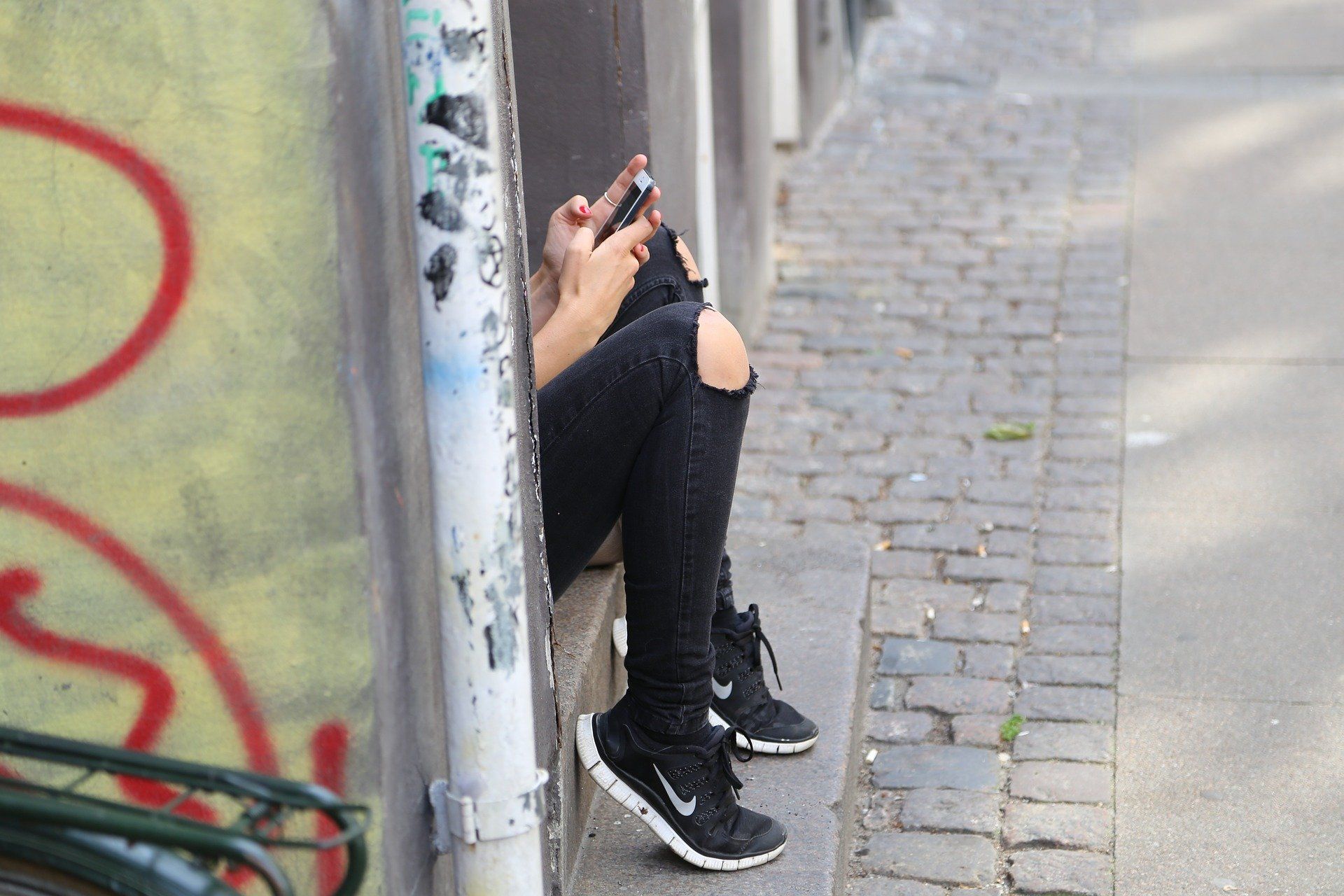 Adolescente con un teléfono móvil.