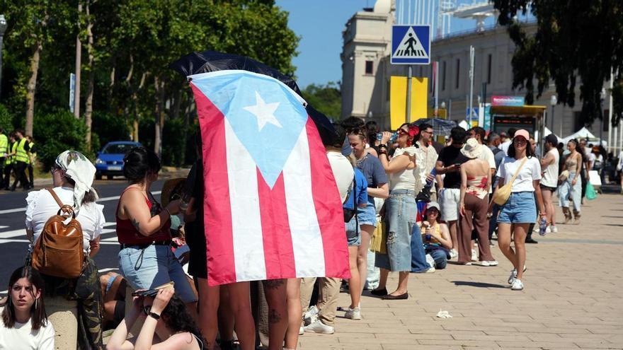 Milers de fans de Bad Bunny es concentren a Barcelona: "Espero una festa major a l'estil de Puerto Rico"