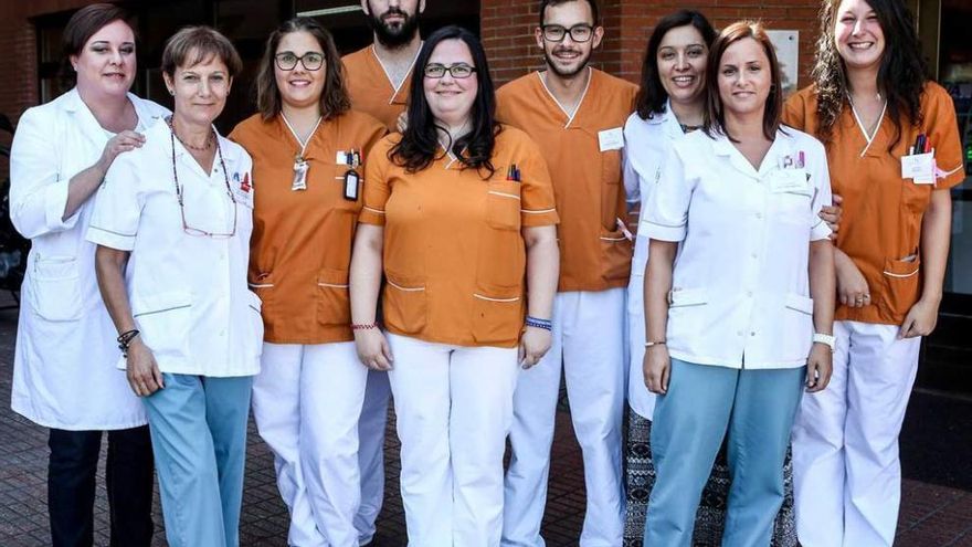 Algunos miembros de la unidad de radioterapia de Jove: por la izquierda, las doctoras María Luisa Aguilar, Álvarez, Gema Blanco, Pablo Suárez, Laura Villamil, Iván Cué, la doctora Inmaculada Romo, Lorena Bada y Ana Mojio.