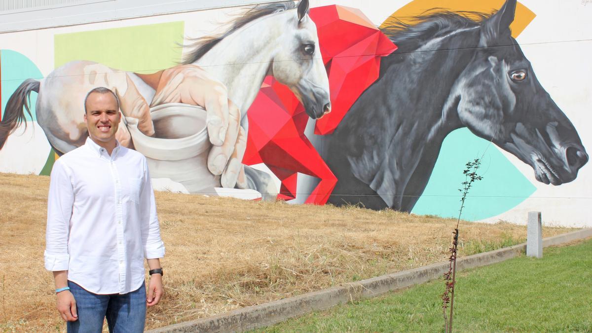 El alcalde, Carlos Caro, junto al mural que preside el centro de innovación y emprendimiento, Circular Fab