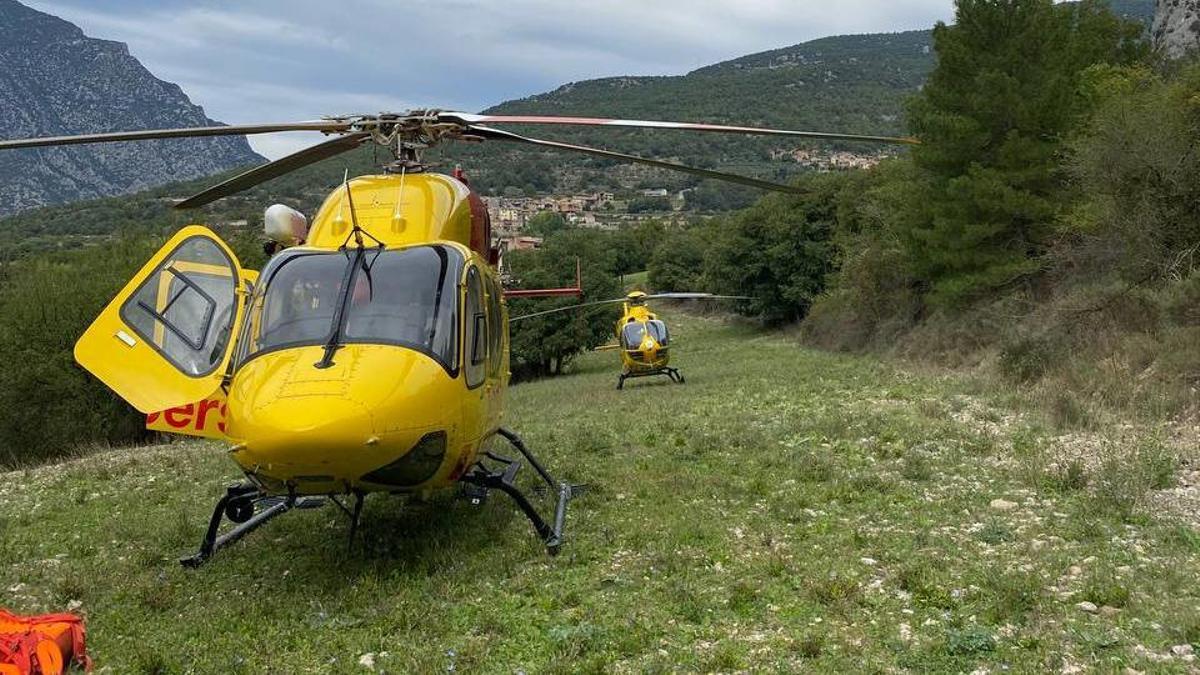 Els helicòpters de Bombers i SEM, efectuant un rescat
