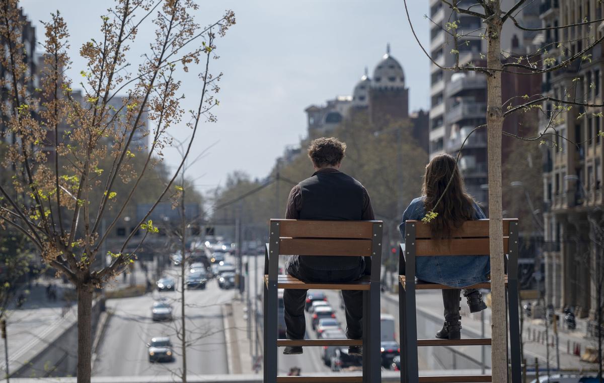 Dos bancos estrella en Instagram: las sillas altas del parque de Glóries.