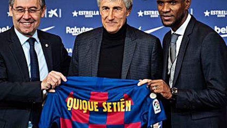 Setién, en medio de Bartomeu y Abidal.