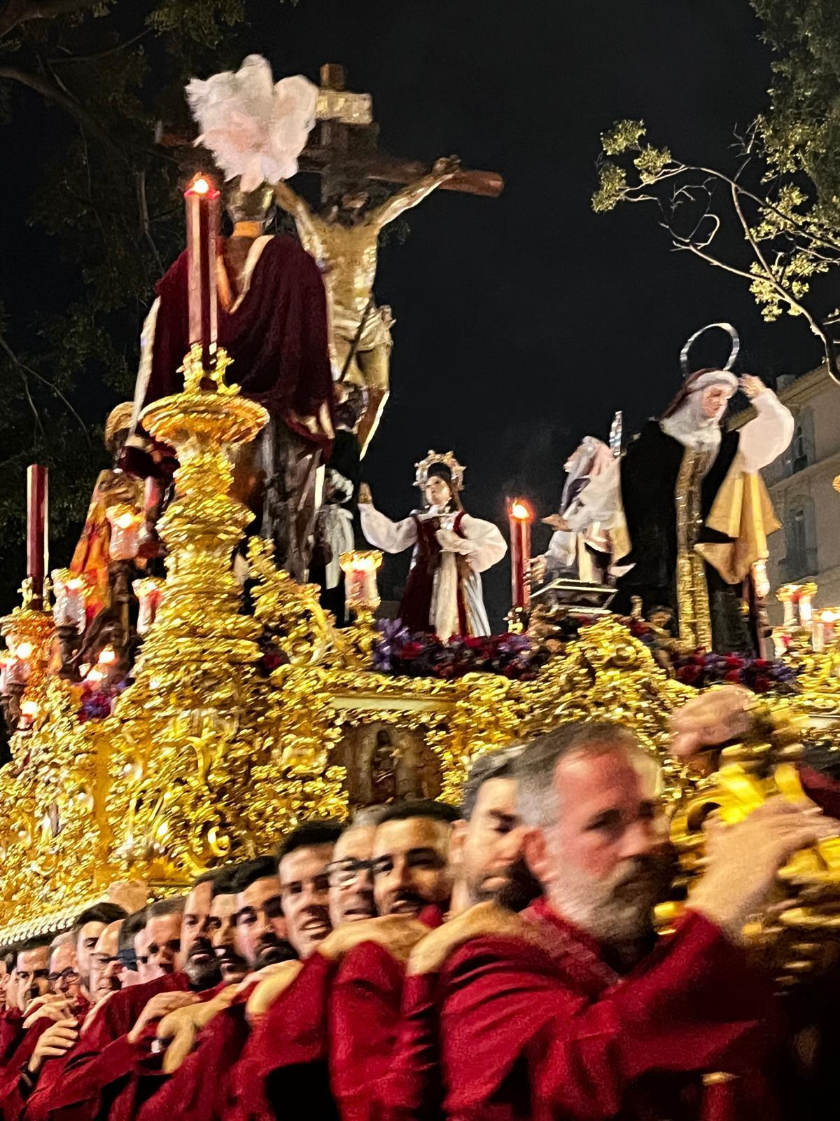 El Cristo de la Sangre avanza por la Alameda Principal.
