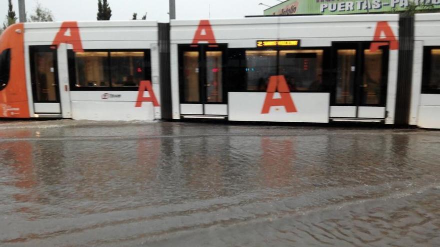 Un rayo cae en una subestación eléctrica y deja sin servicio el TRAM durante media hora