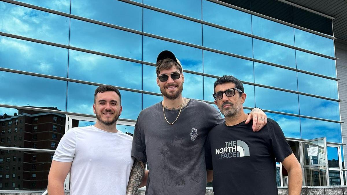 Juancho Hernangómez, junto dos miembros de su equipo en la entrada del Quirinal