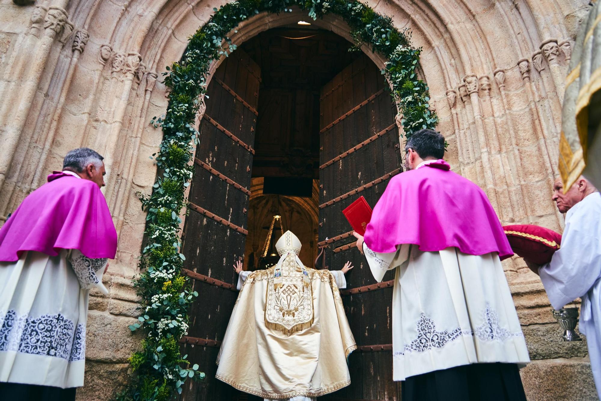 FOTOGALERÍA | Así fue la apertura de la Puerta Santa en la concatedral de Santa María de Cáceres