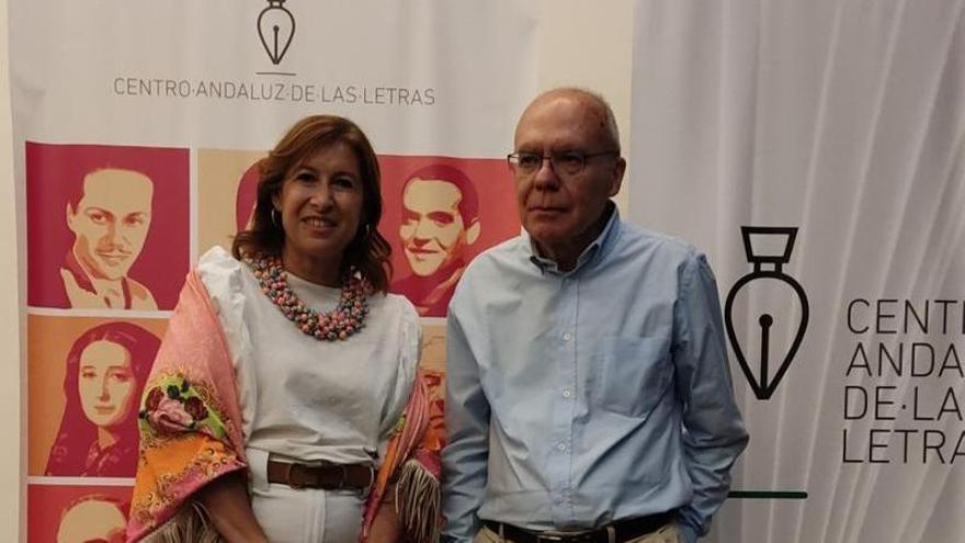 La delegada de Cultura, Gemma del Corral, y el director del CAL, Justo Navarro.