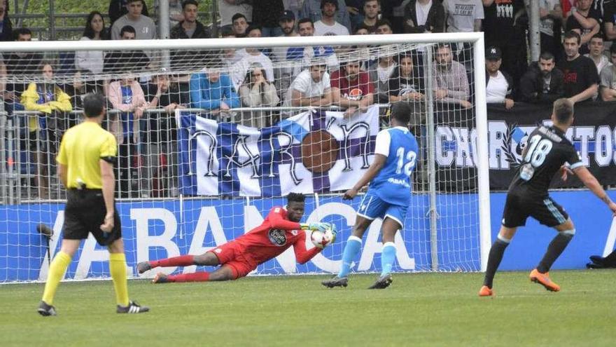 Francis detiene el disparo de un atacante del Celta B.