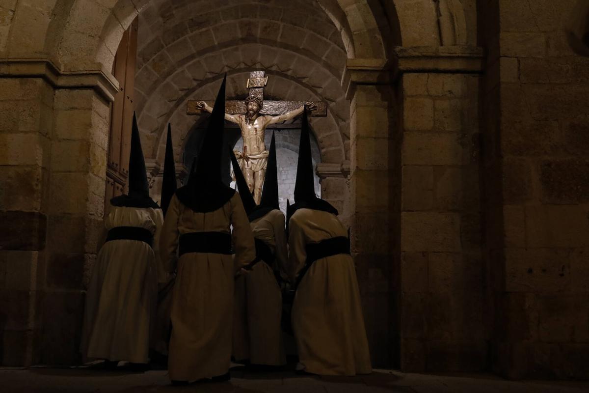 GALERÍA | Penitencia y silencio en la procesión de las Siete Palabras