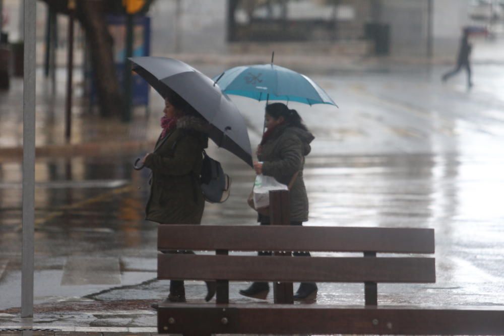 La borrasca Emma se sigue dejando sentir en Málaga durante la jornada del viernes. La alerta por fuertes precipitaciones sigue activa hasta las seis de la tarde.