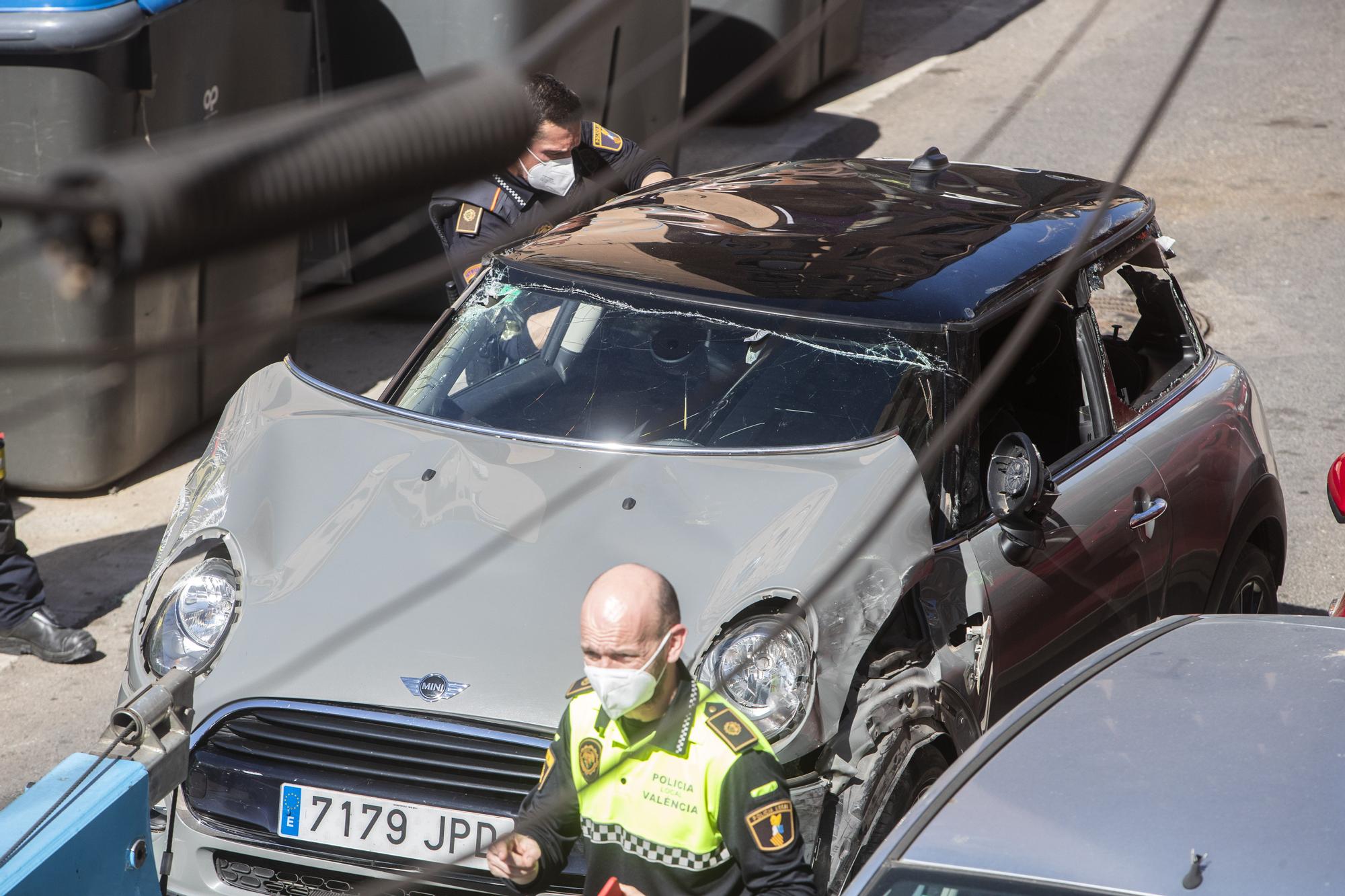 Las imágenes del espectacular vuelco de un coche en Arquitecto Alfaro