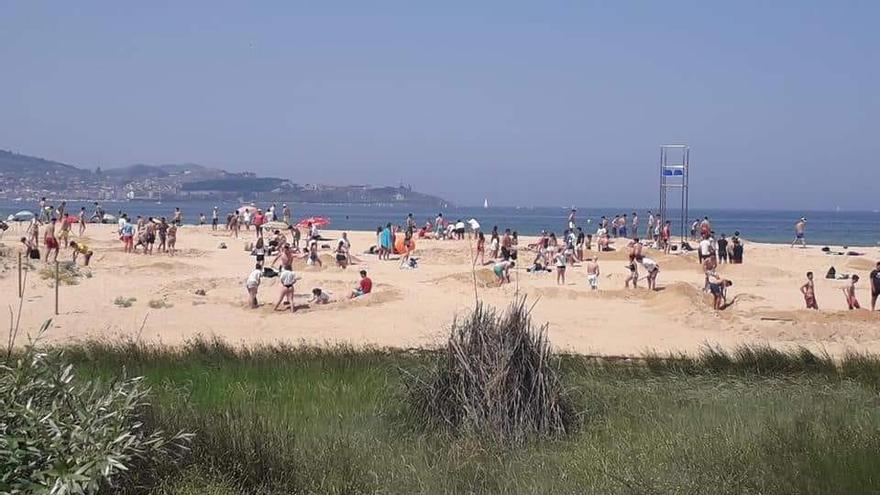 La playa de Panxón se prepara para San Xoán. // FdV