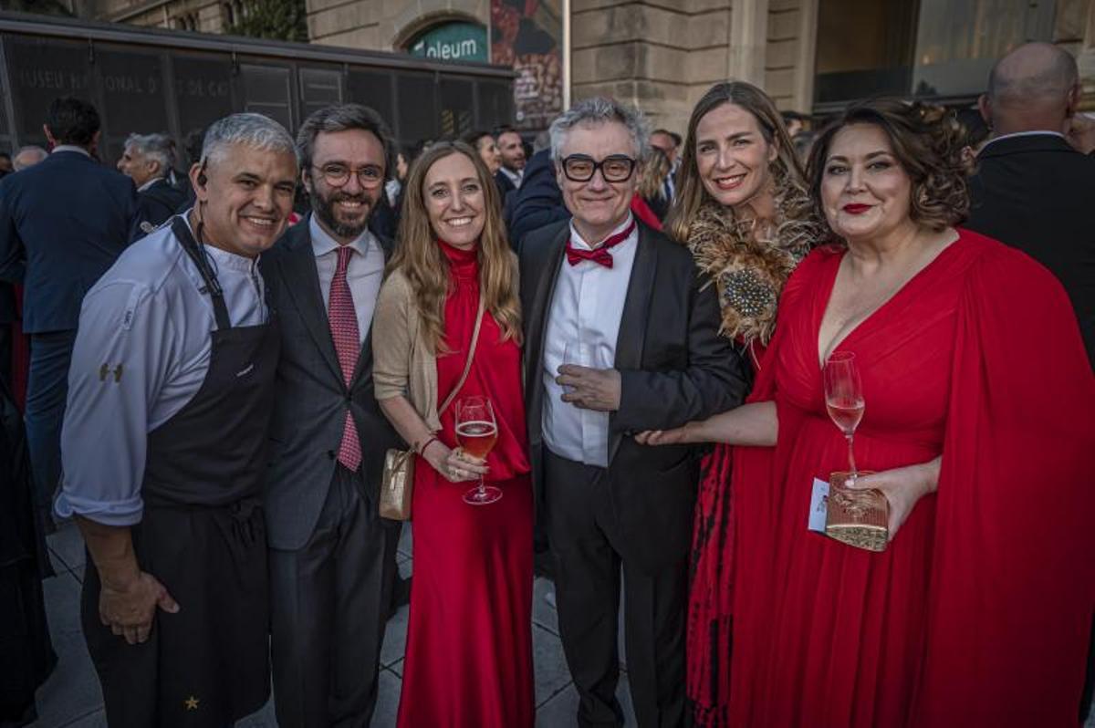 A la izquierda, Aitor Moll junto a su mujer,  Usoa Arregui, y Christian Escribà.