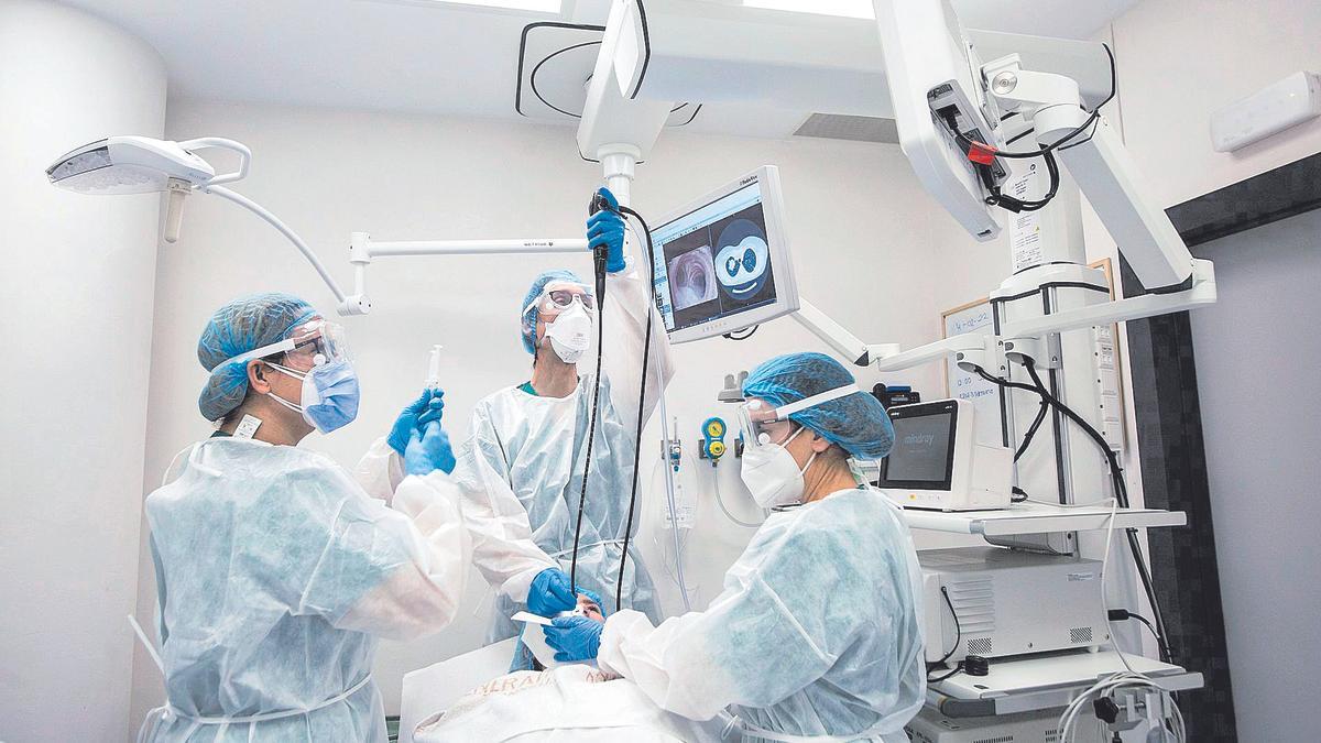 Sanitarios en neumología del Hospital de Sant Joan.