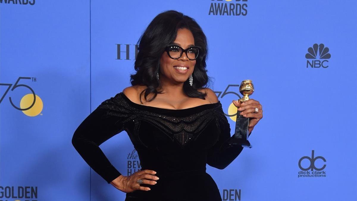 Oprah Winfrey, con un premio en la gala de los Globos de Oro, el pasado 7 de enero.