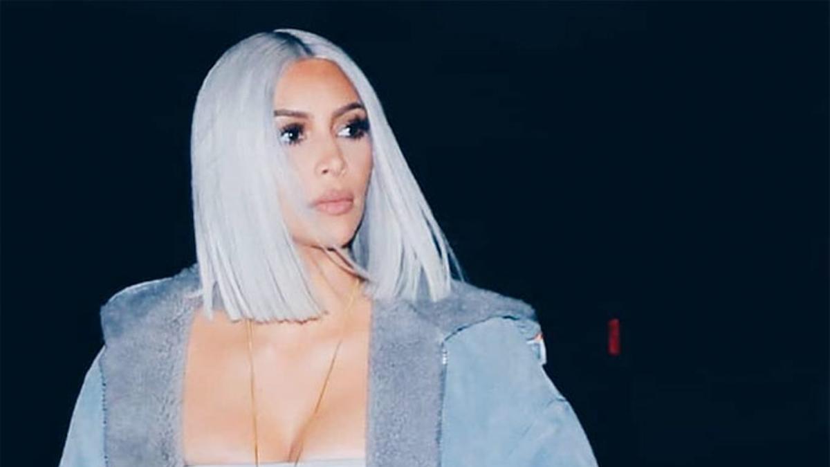 Cambio de look de Kim Kardashian: blanco azulado