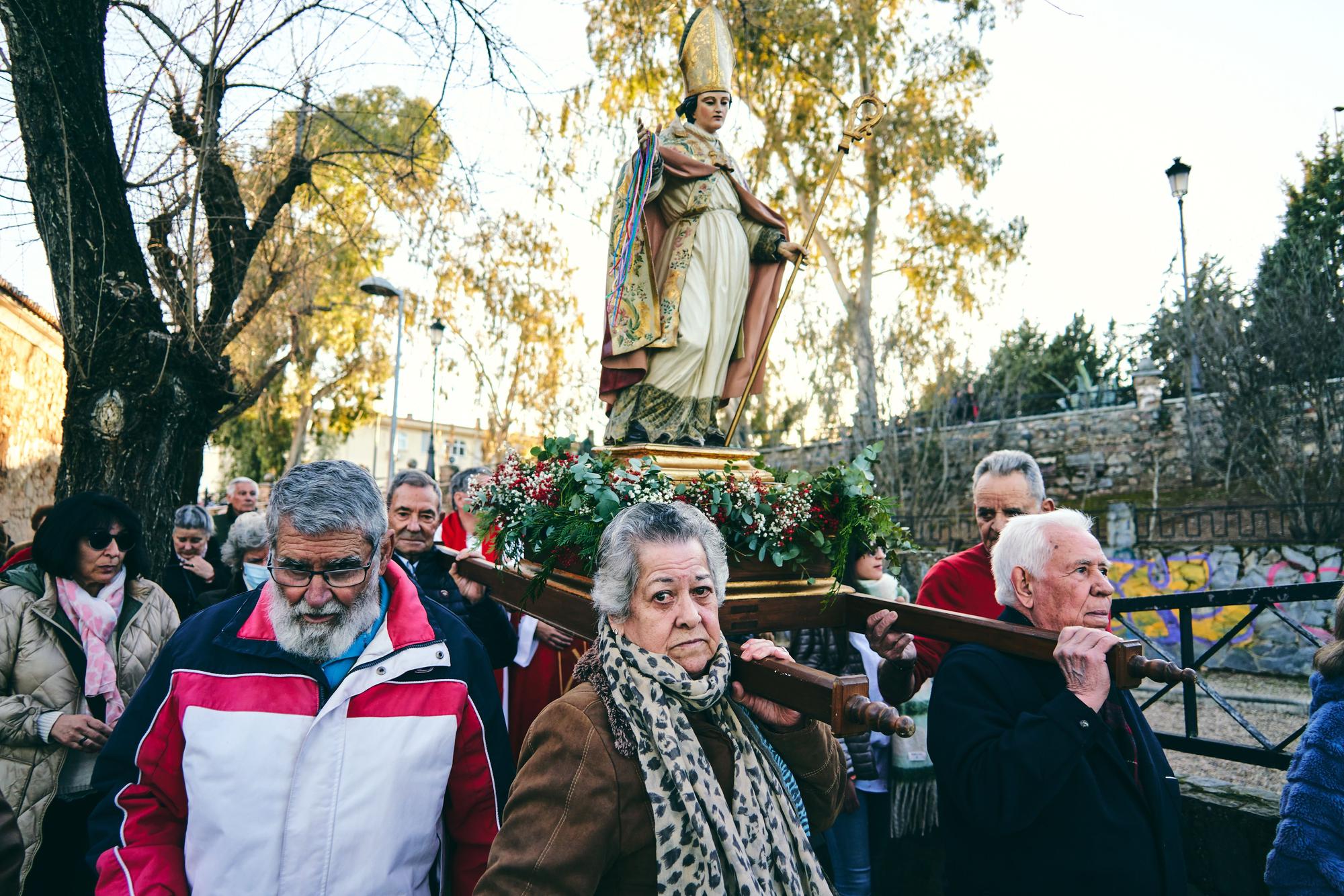 Miles de cacereños celebran San Blas congregándose en la explanada de su ermita
