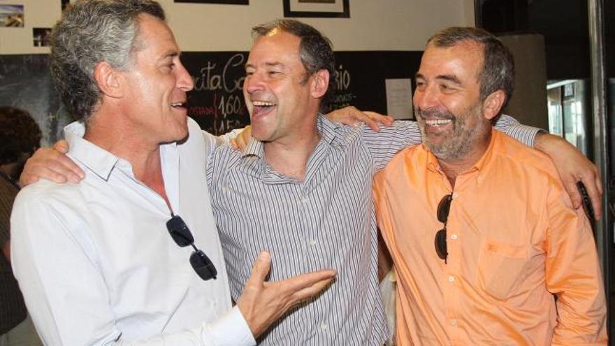 Domingo Docampo y Alberto Gago, los dos predecesores, felicitan a Salustiano Mato; los tres ganaron encabezando Alternativa Universitaria.  // Carlos Pereira