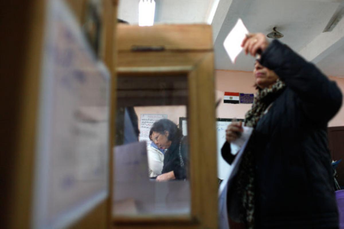 Una dona vota en un col·legi electoral de Gizeh (Egipte), durant la segona volta de les primeres eleccions parlamentàries des de l’aixecament popular que va enderrocar el president Hosni Mubàrak.