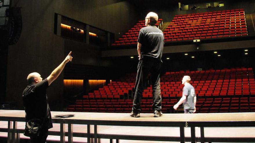 Operaris treballen en un muntatge al teatre Kursaal de Manresa