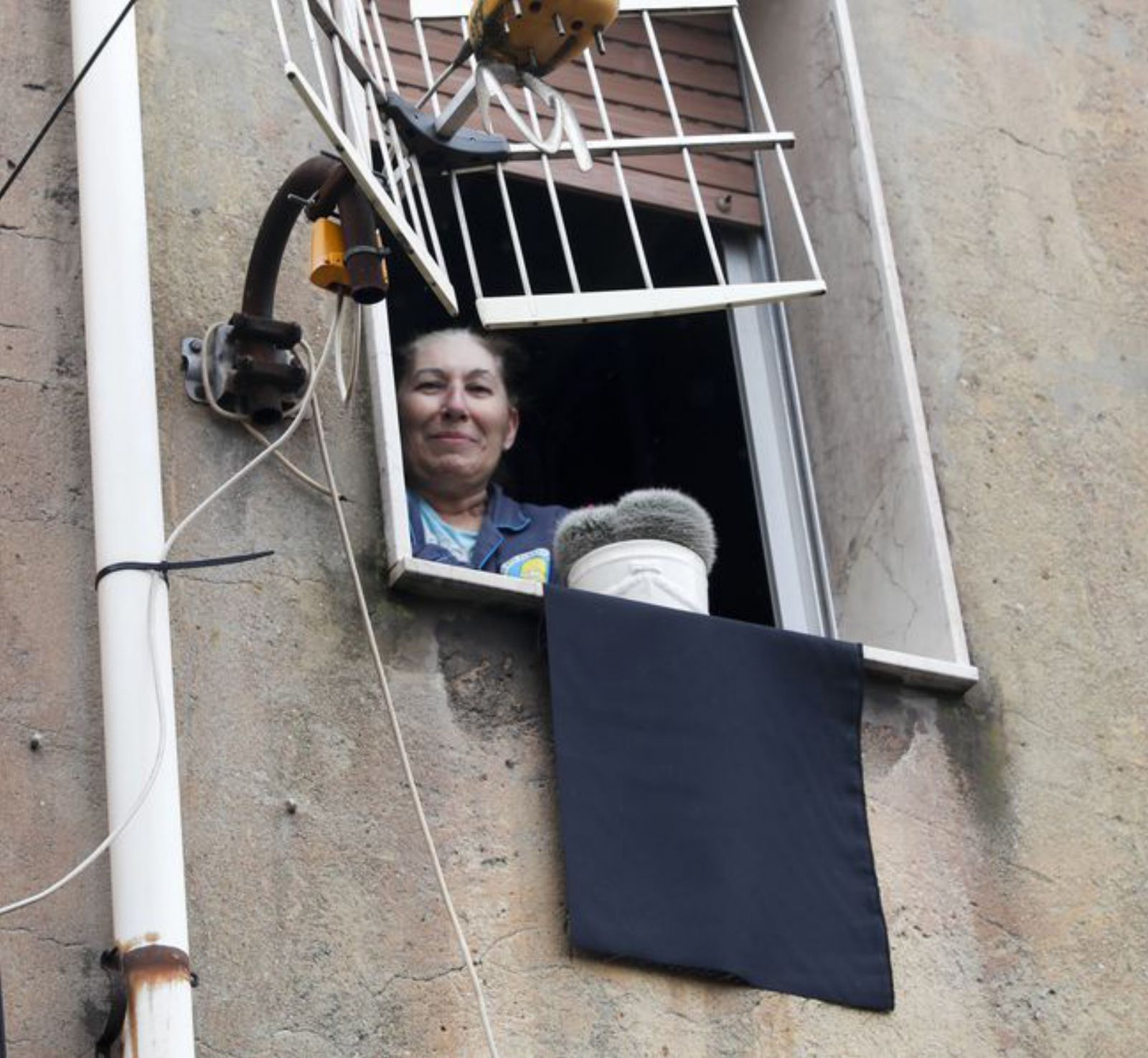 La vecina de El Muselín Victoria Balsa, con un trapo en su ventana. 