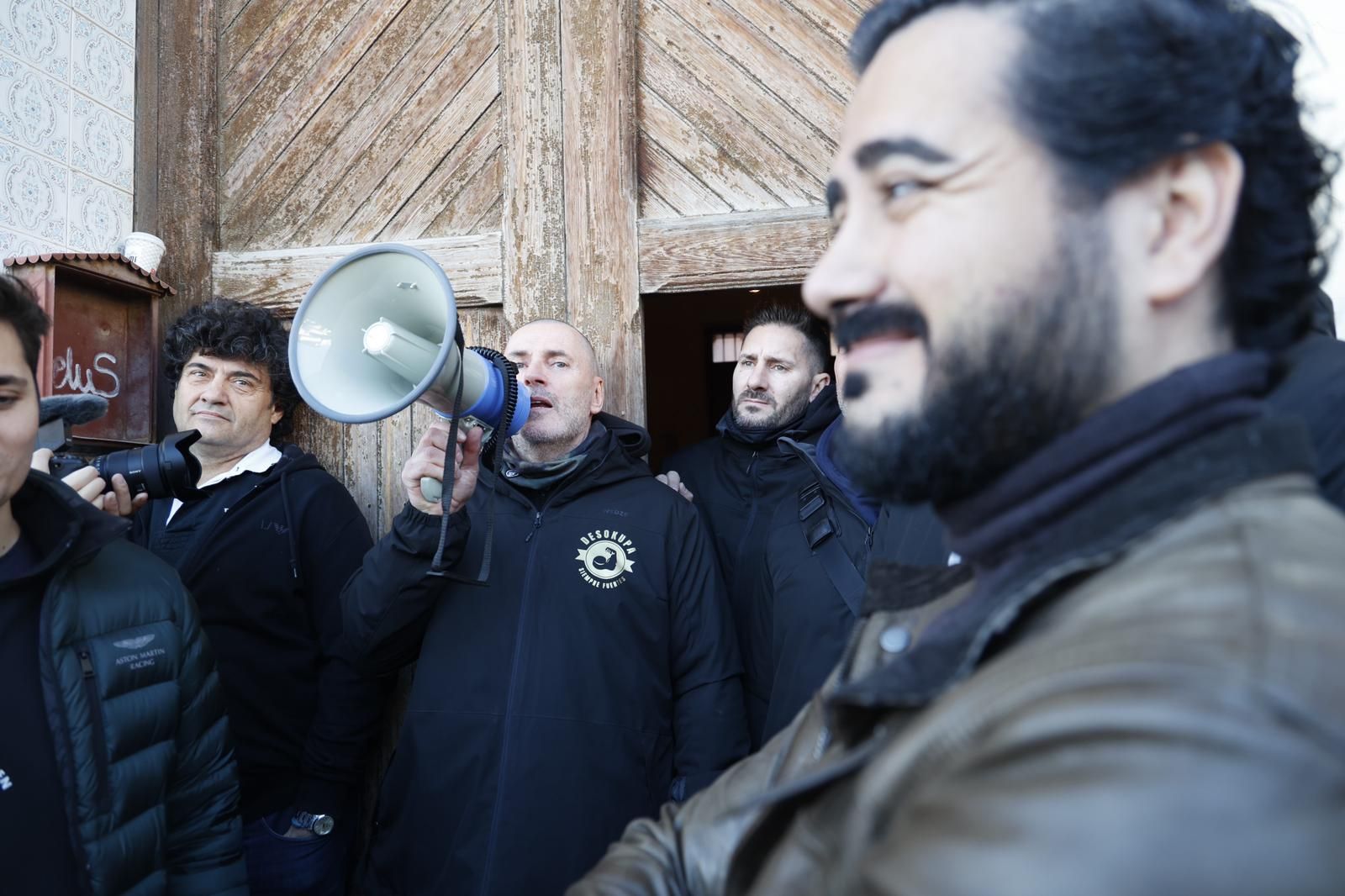 Más de 300 personas acuden a desokupar una vivienda en Castellar con fuerte presencia de la Guardia Civil