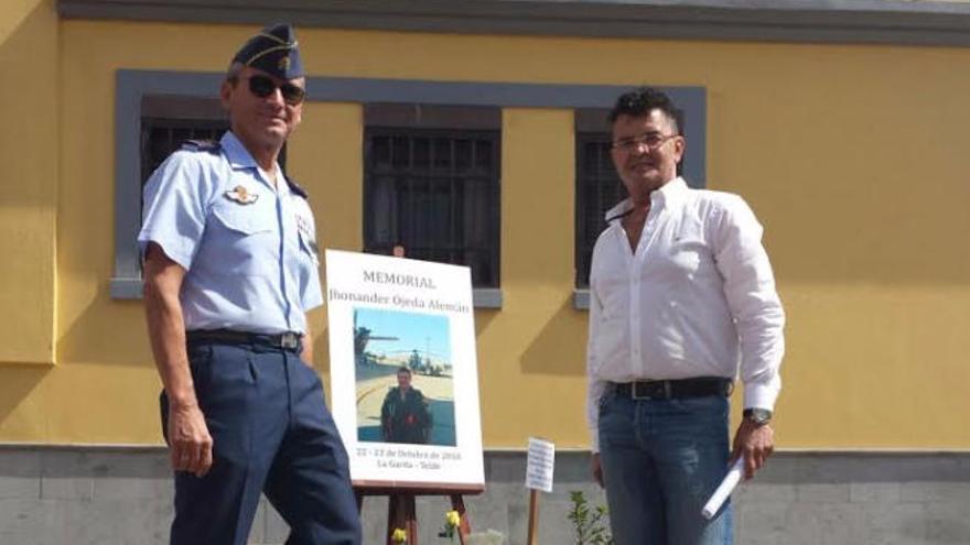 El general de división Miguel Ángel Villaroya y Francisco Ojeda, junto al cartel.